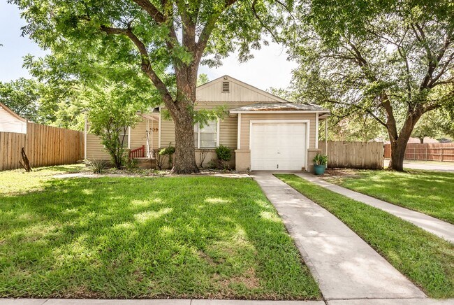 Building Photo - 2 Bedroom, 1 Bath House in Casa View!
