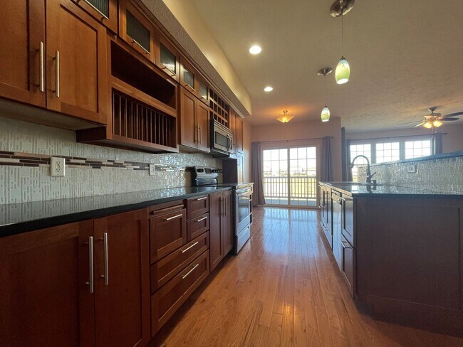 Building Photo - Town Home For Rent Bellevue!