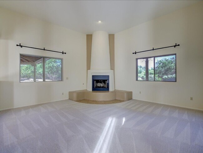 Building Photo - 4 Bedroom 4 Bathroom