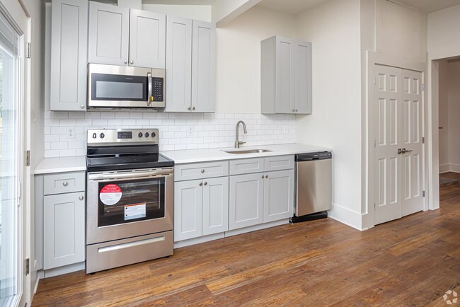 Building Photo - Uptown Renovated 1/1.5 apartment with Private Backyard
