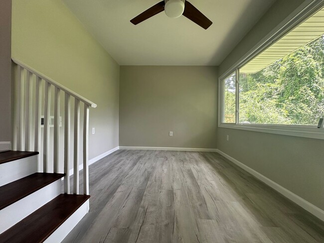 Building Photo - 607 New River Dr