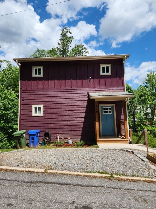 Building Photo - West Asheville Rental