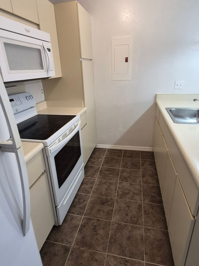 Building Photo - Centrally located 1bd, 1ba, 1pkg 512sqft. w/Lanai for $2000