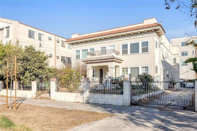 Building Photo - 550 N Kenmore Ave