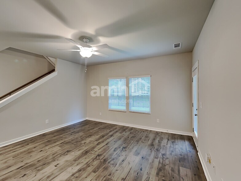 Building Photo - 468 Camp dr