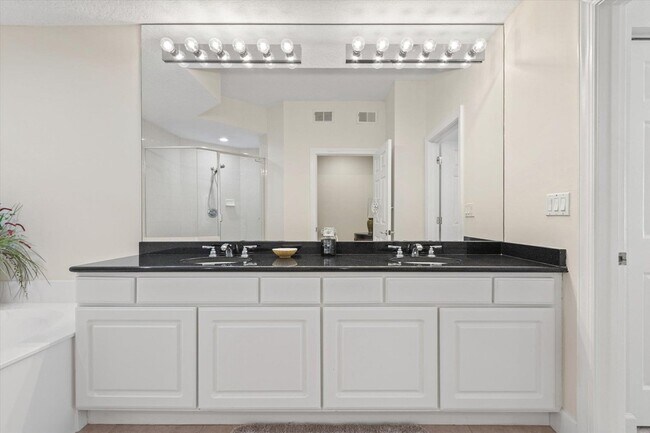 Building Photo - 215 S Ocean Grande Dr
