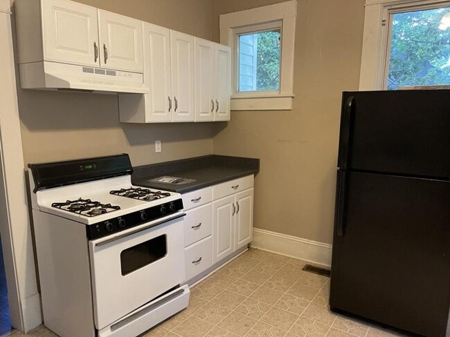 Building Photo - 220-A N. Cedar St.