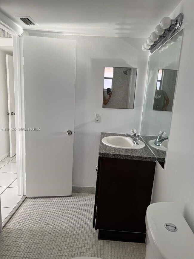 Building Photo - 1880 N Congress Ave