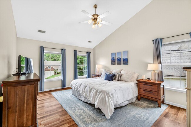 Building Photo - Spacious Living in the Heart of Whitehall