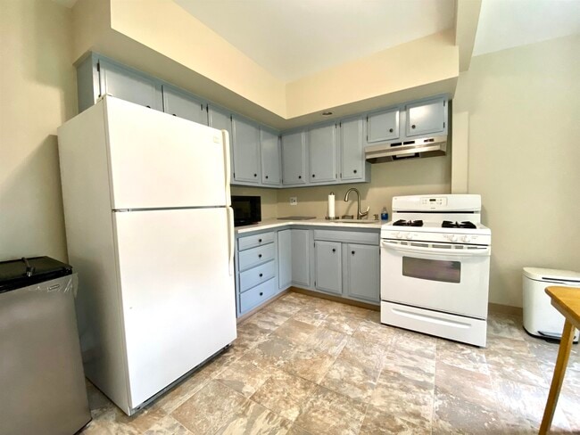 Building Photo - 228 Tenafly Rd