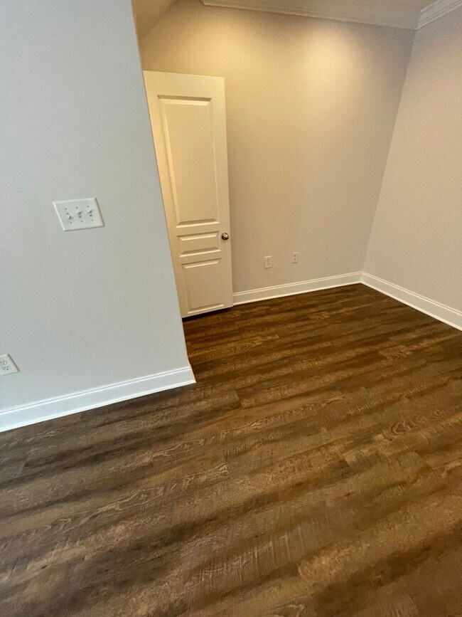 Building Photo - Three Bedroom Townhouse Available!