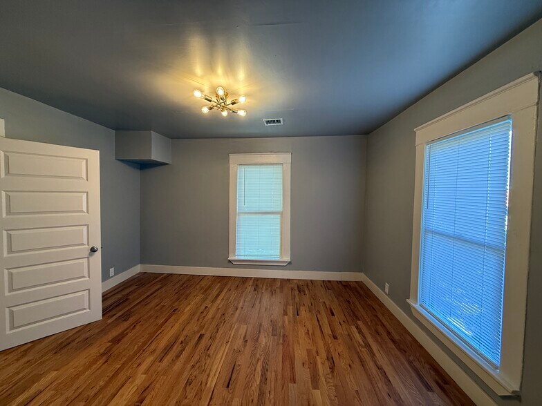 Building Photo - 706 S Saint Louis Ave