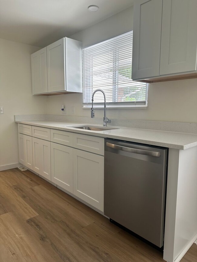 Building Photo - 4 Bed 2 Bath Home Available in Reynoldsburg!