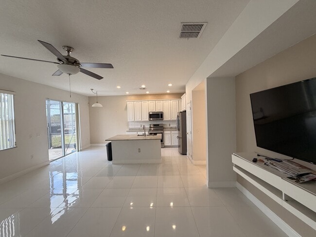 Building Photo - 1112 Pine Ridge Dr