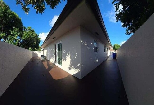 Building Photo - 2728 SW 5th St