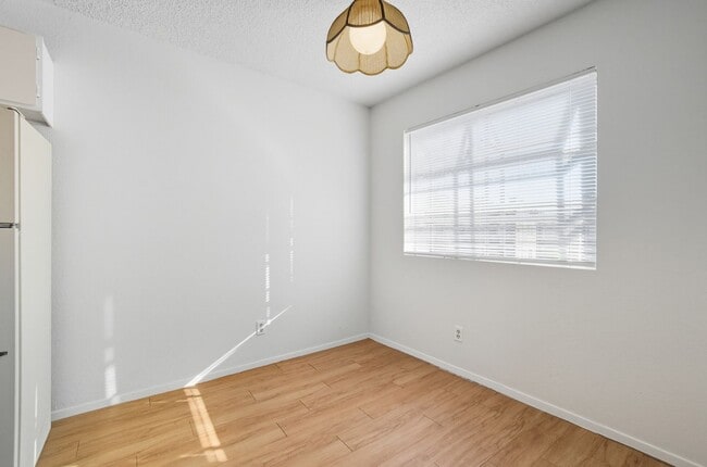Building Photo - 2 Bedroom Unit - AVAILABLE NOW - ** MOVE I...