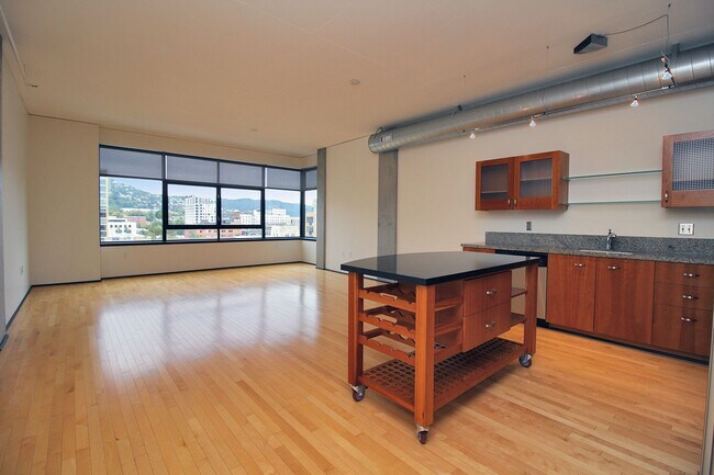 Building Photo - Exceptional 1 bd + bonus, City Views in Pe...