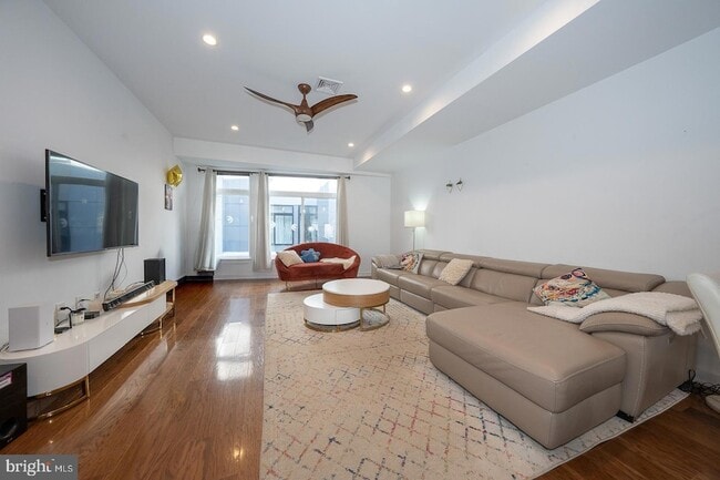 Building Photo - 1326 N Mascher St