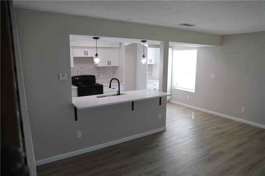 Building Photo - 1321 Surrey Ln SW