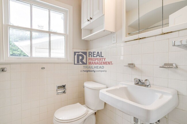 Building Photo - Spacious 3 bed 2 bath Monticello Duplex with Loft