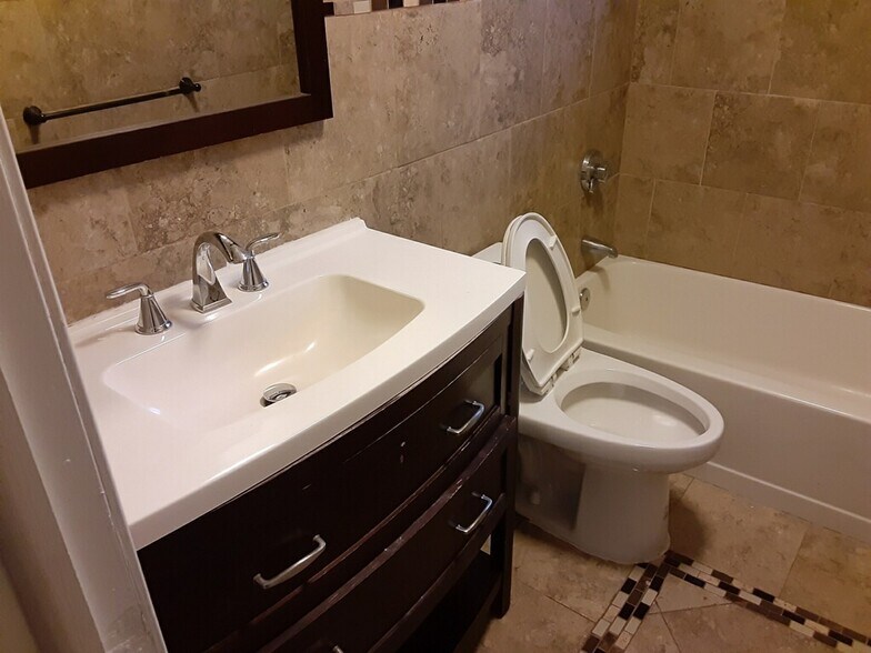 Building Photo - 17 Oxford Cir