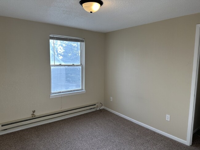 Building Photo - Enjoy an open floor plan in a prime location next to the bus line.