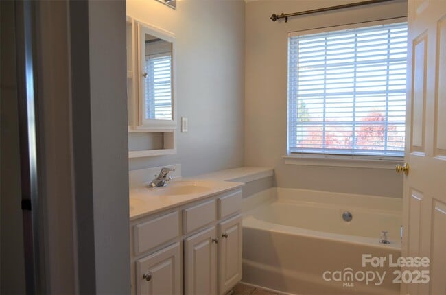 Building Photo - 16217 Peachmont Dr