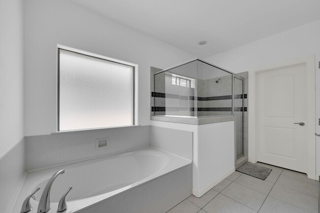 Building Photo - Fully Furnished & Move-In Ready!
