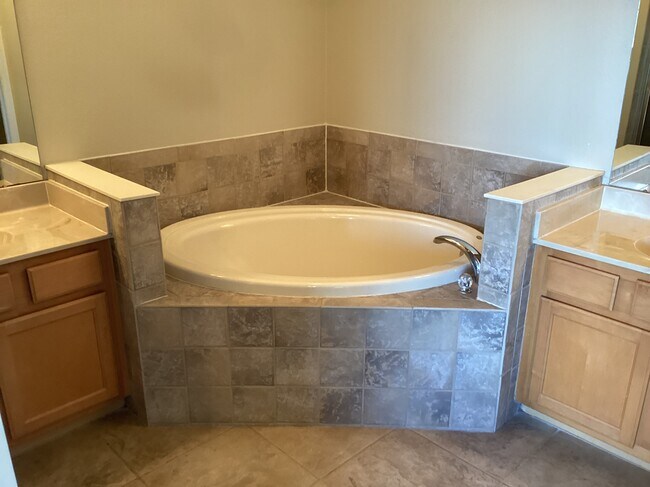 Building Photo - 1189 Venetian Harbor Drive NE