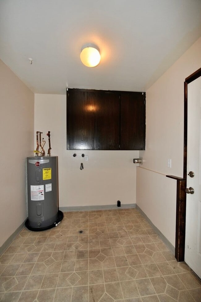 Building Photo - 2 bed 1 bath apartment (4plex building) lower unit