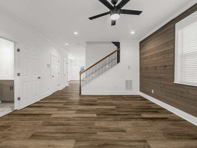 Building Photo - 214 Averill St