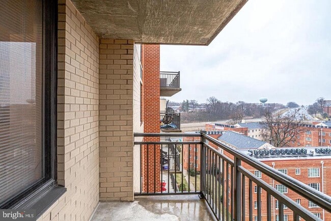 Building Photo - 2220 Fairfax Dr