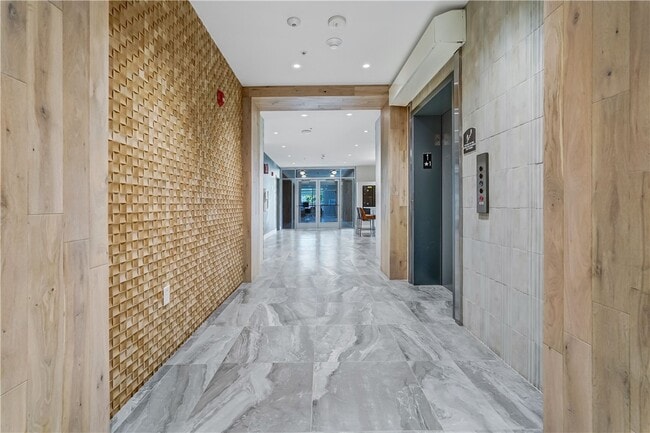 Building Photo - 160 School St