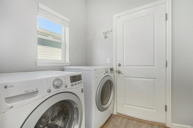 Building Photo - Bright & Spacious 3-Bedroom Home on a Corn...