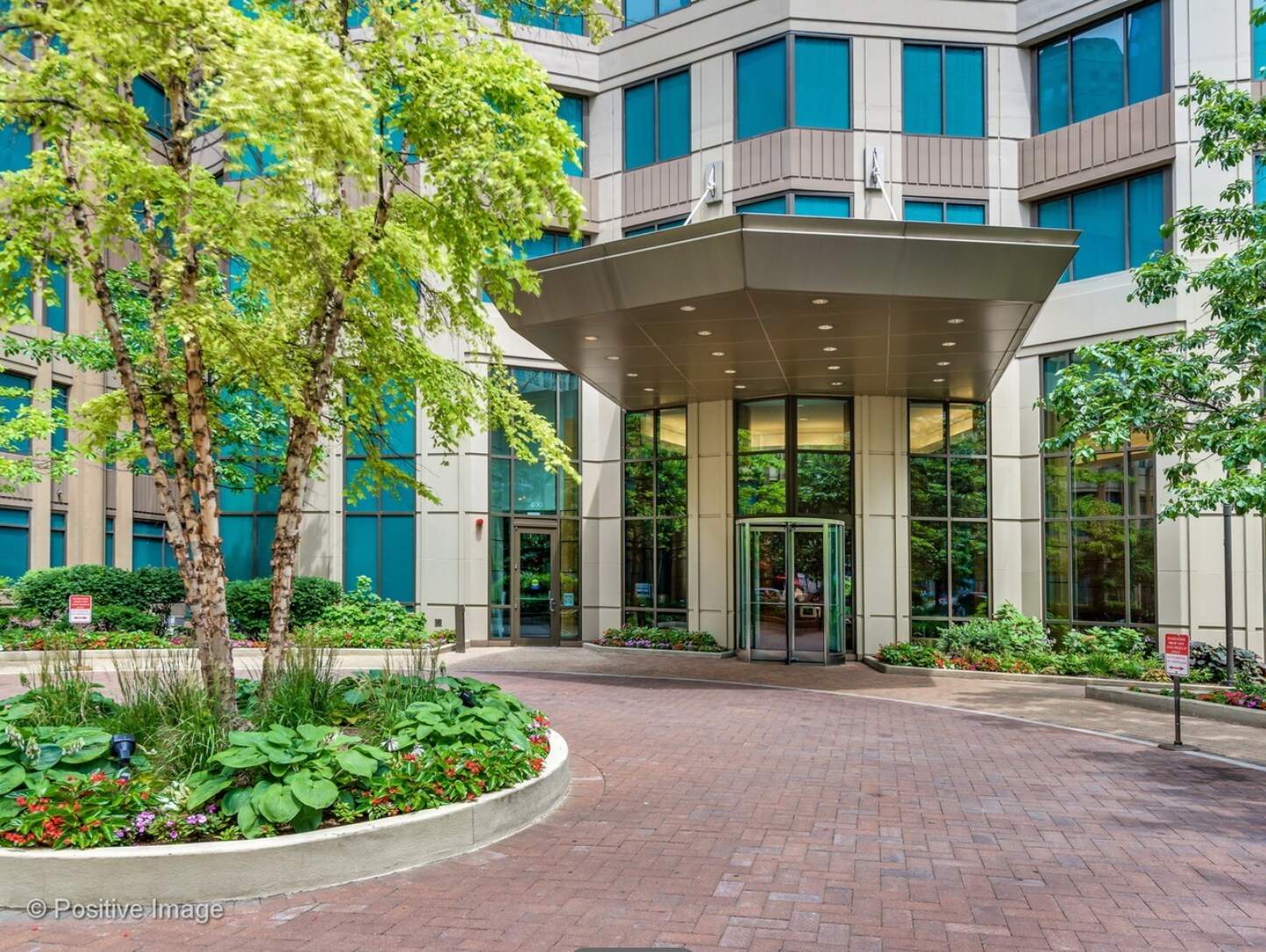 Circular Driveway - 400 N La Salle Dr