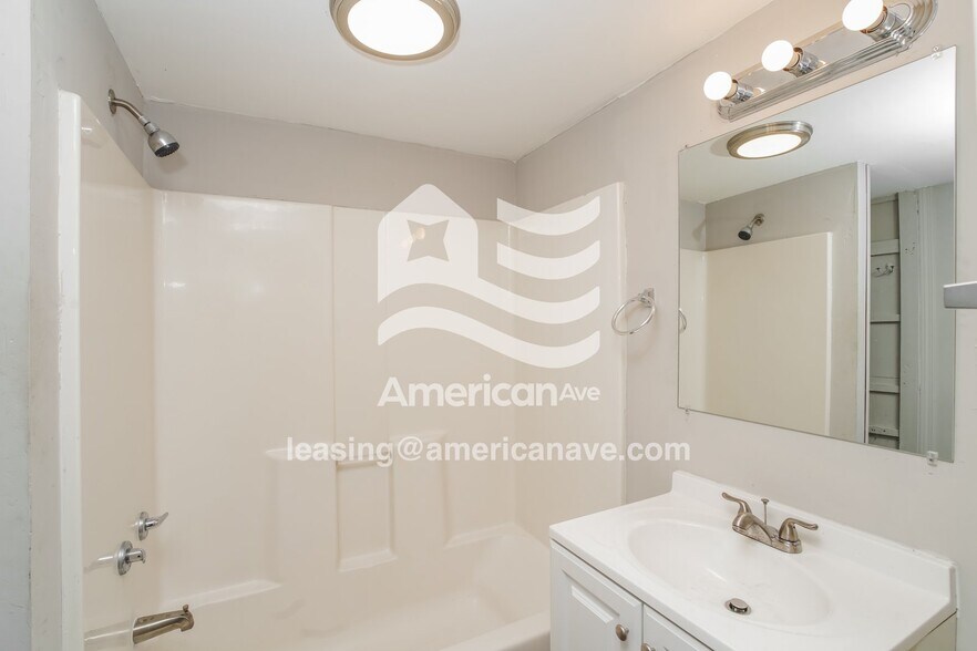 Building Photo - 630 W 8th St