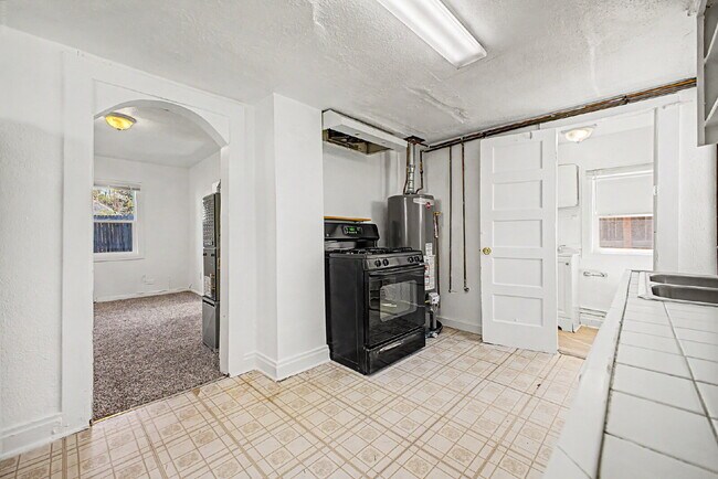 Building Photo - "Charming 1-Bed 1 bath in Englewood – Cozy 400 Sq Ft Living!"