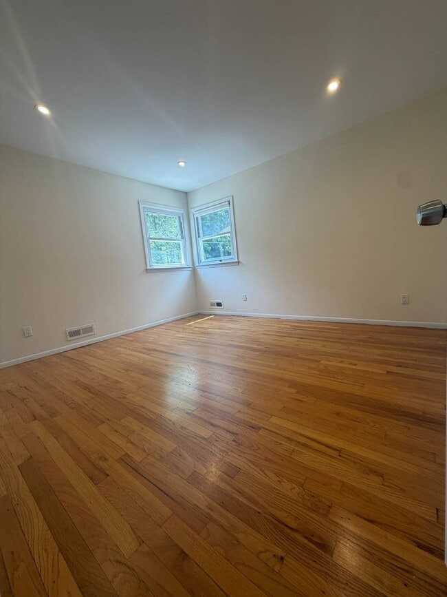Building Photo - 268 Chesterton Ave