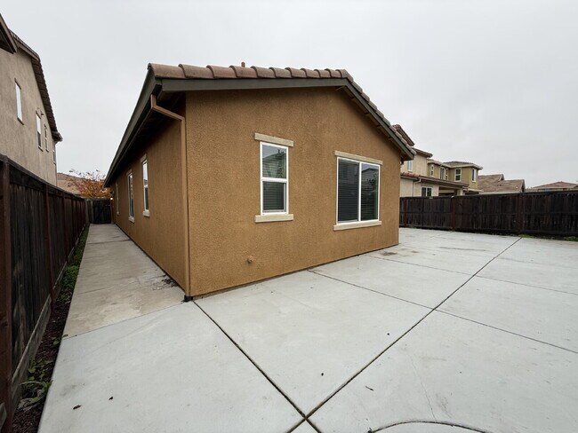 Building Photo - Modern 4-bedroom 3-bath available in Elk Grove