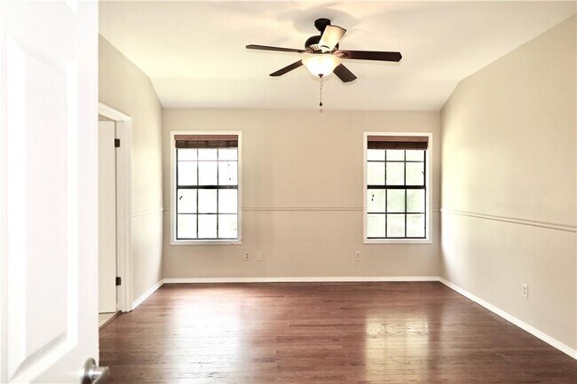 Building Photo - 201 Norwood St W