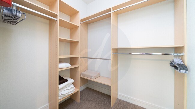 Building Photo - 417 E Kiowa St