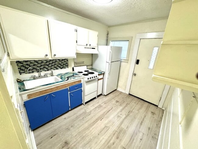Building Photo - Clean Downtown One Bedroom Utilities Included