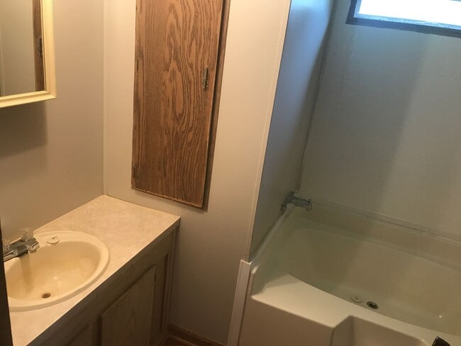 Building Photo - Come take a look at this 2 bedroom 1 bath ...
