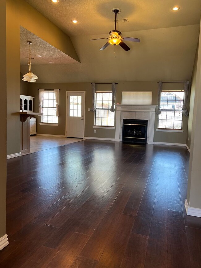 Building Photo - 3 Bed 2 Bath House Right down the road from Northridge Middle School.