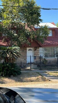 Building Photo - 3012 Live Oak St
