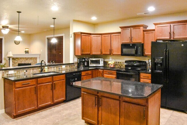 Building Photo - Spacious 5 Bed/2.5 Bath Single Family Home...