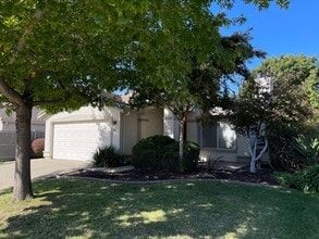 Building Photo - Charming single story home located on the ...