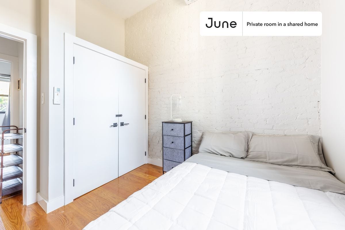 Building Photo - Room in Shared 4 bed/2 bath home in Ridgewood