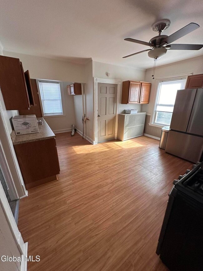 Building Photo - 425 6th Ave