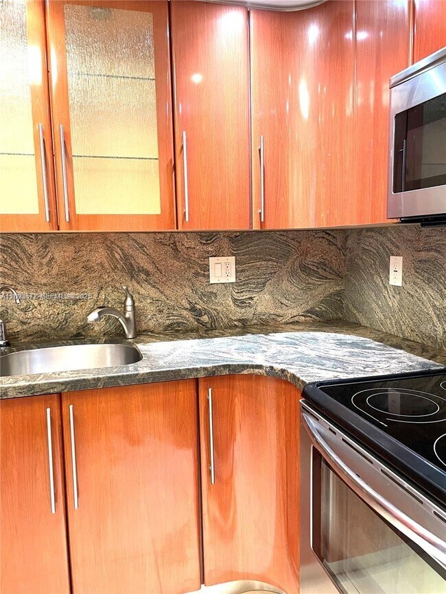 Building Photo - 210 174th St